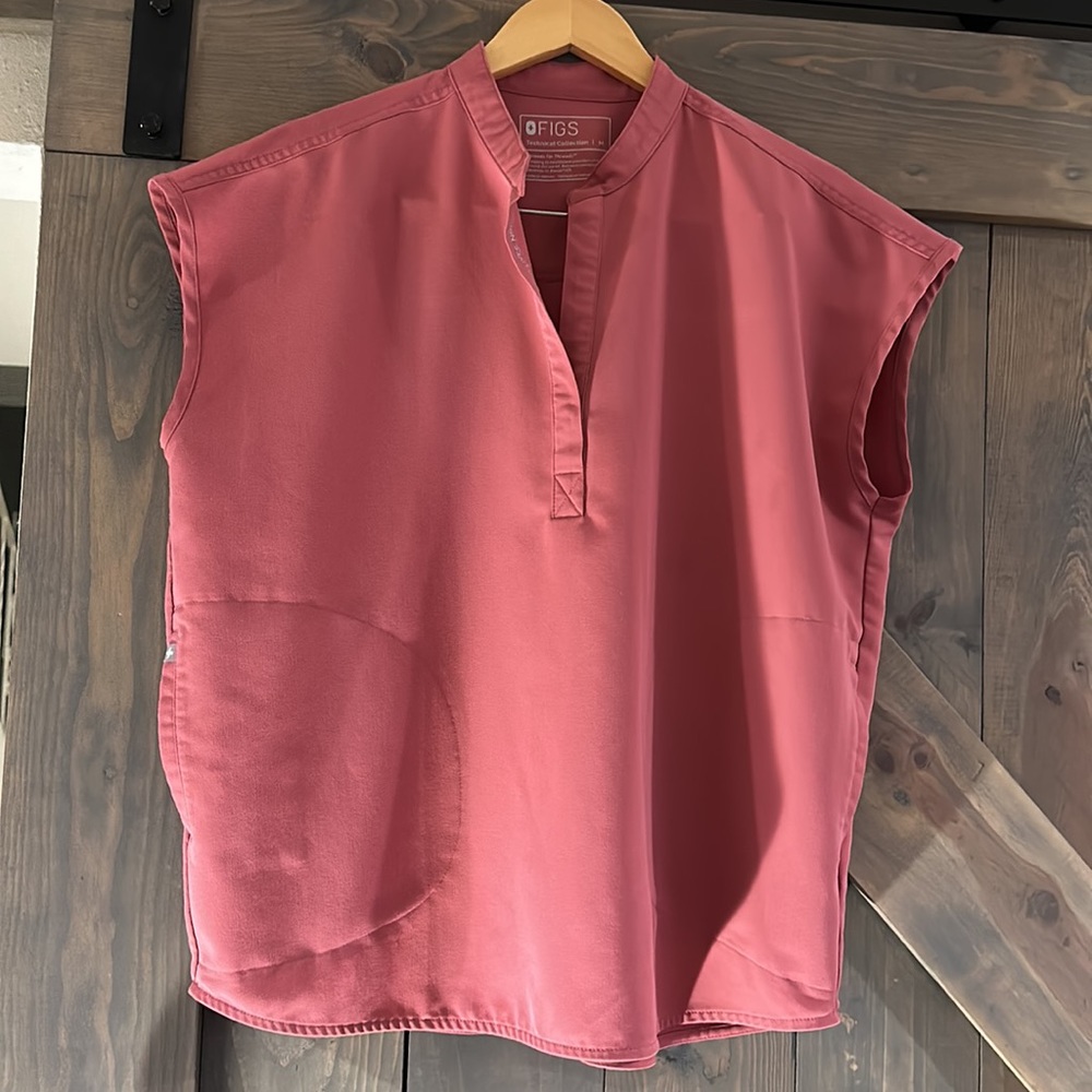 Rose quarts figs brand top Rafaela size medium breast cancer awareness scrub top